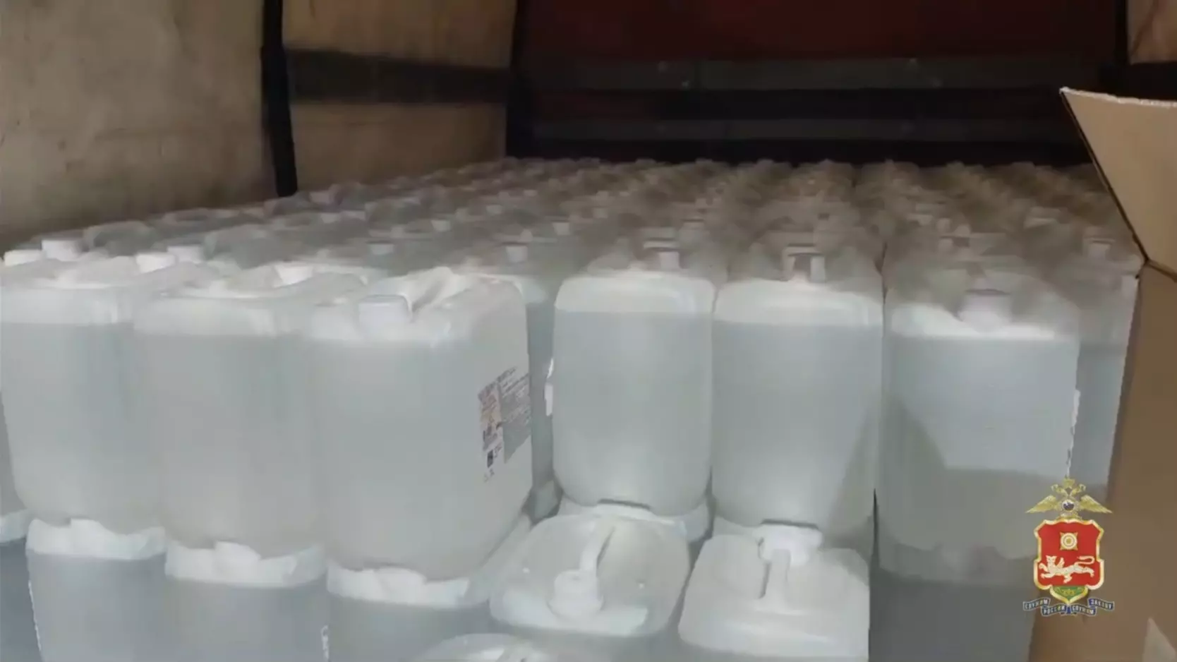 Полицейские изъяли у абаканца 10 тысяч литров паленого спирта
