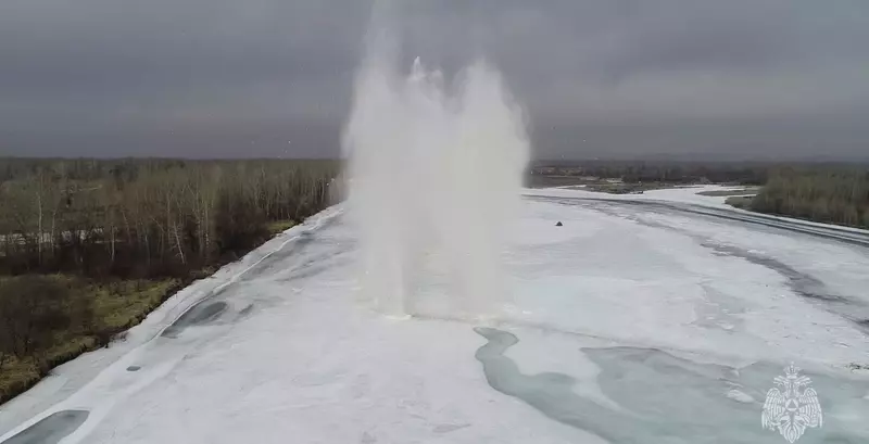 МЧС взрывает лед на хакасских реках — показываем, как это происходит